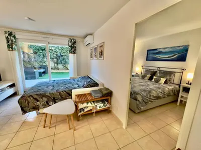 Un ou plusieurs lits dans un hébergement de l'établissement Regent Côte d'Azur air-conditioned, pool, garden & parking