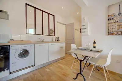 Cuisine ou kitchenette dans l'établissement Le Max et Leo - 600m plage - Verrière côte d'Azur