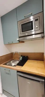Cuisine ou kitchenette dans l'établissement Studio confort, plages proche, wifi, 2 lits - FAME MARINA BAIE DES ANGES