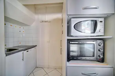 Cuisine ou kitchenette dans l'établissement Confortable 2 pièces, HYPER CENTRE- CENTRE VILLE A1B237