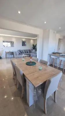 Coin salon dans l'établissement LUXURY APPARTEMENT Vue MER PANORAMIQUE