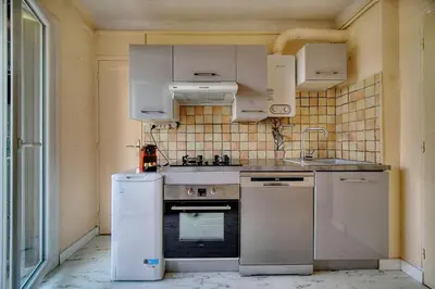 Cuisine ou kitchenette dans l'établissement IMMOGROOM - Fully equipped - Terrace with sea view - AC