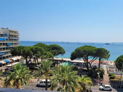 Vue générale sur la mer ou vue sur la mer prise depuis l'appartement