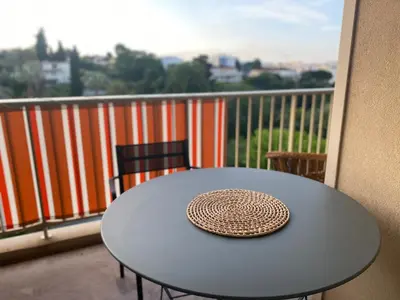 Balcon ou terrasse dans l'établissement Appartement Juan-Les-Pins, 4 pieces, 80m2, Residence Luxe Piscine Tennis
