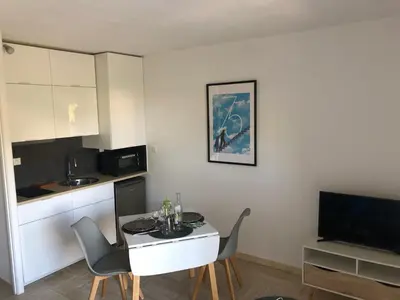 Télévision ou salle de divertissement dans l'établissement Appartement 2 personnes calme proche de la mer piscine tennis