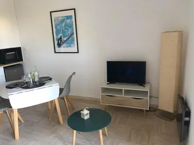 Télévision ou salle de divertissement dans l'établissement Appartement 2 personnes calme proche de la mer piscine tennis