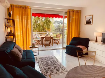 Coin salon dans l'établissement MON2-Studio spacieux Cannes centre