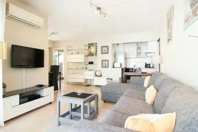 Télévision ou salle de divertissement dans l'établissement Elegant Apt w/2 Terraces/Mins to Beach & Shops