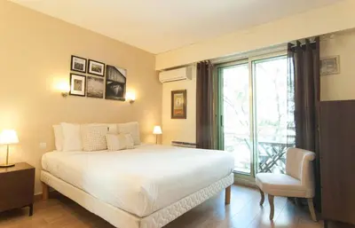 Un ou plusieurs lits dans un hébergement de l'établissement Elegant Apt w/2 Terraces/Mins to Beach & Shops