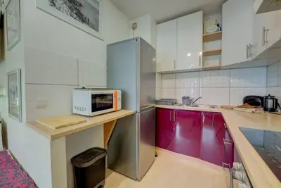 Cuisine ou kitchenette dans l'établissement Elegant Apt w/2 Terraces/Mins to Beach & Shops
