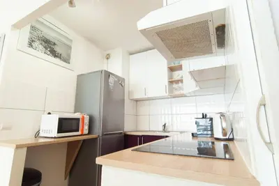 Cuisine ou kitchenette dans l'établissement Elegant Apt w/2 Terraces/Mins to Beach & Shops