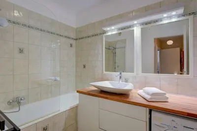 Salle de bains dans l'établissement Elegant Apt w/2 Terraces/Mins to Beach & Shops