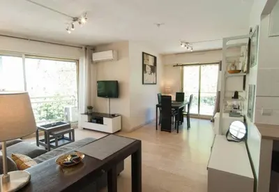 Télévision ou salle de divertissement dans l'établissement Elegant Apt w/2 Terraces/Mins to Beach & Shops