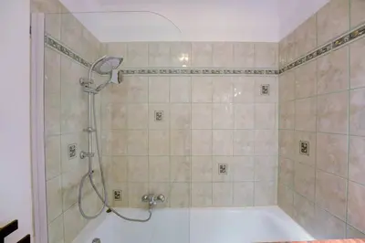 Salle de bains dans l'établissement Elegant Apt w/2 Terraces/Mins to Beach & Shops