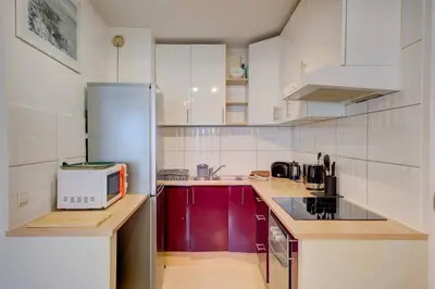 Cuisine ou kitchenette dans l'établissement Elegant Apt w/2 Terraces/Mins to Beach & Shops