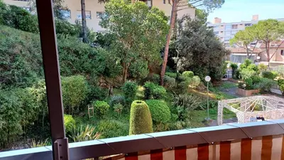 Jardin de l'établissement studio centre ville proche mer