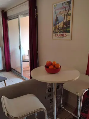 Coin salon dans l'établissement studio centre ville proche mer