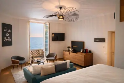 Télévision ou salle de divertissement dans l'établissement Nid d'Amour # Vue Mer - Plage et Port à Pied - Evasion de Rêve