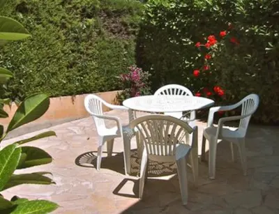 Jardin de l'établissement Studio au calme, proche commerces et plages