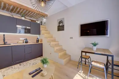 Cuisine ou kitchenette dans l'établissement Duplex Studio Apt Mezzanine near Shops & Cafes