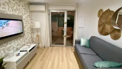 Télévision ou salle de divertissement dans l'établissement Studio Bricka - 200m to the beach, parking, clim, terrace