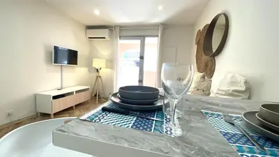 Télévision ou salle de divertissement dans l'établissement Studio Bricka - 200m to the beach, parking, clim, terrace