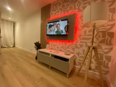 Télévision ou salle de divertissement dans l'établissement Studio Bricka - 200m to the beach, parking, clim, terrace