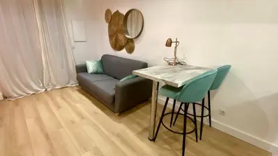 Coin salon dans l'établissement Studio Bricka - 200m to the beach, parking, clim, terrace
