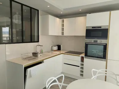 Cuisine ou kitchenette dans l'établissement Superbe appartement climatisé proche plages, grande terrasse et parking privé