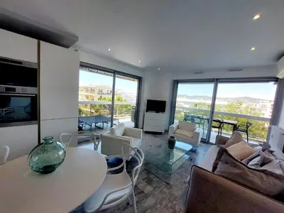 Télévision ou salle de divertissement dans l'établissement Superbe appartement climatisé proche plages, grande terrasse et parking privé