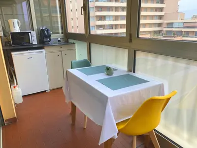 Cuisine ou kitchenette dans l'établissement Coquet logement front de mer