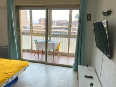 Télévision ou salle de divertissement dans l'établissement Coquet logement front de mer