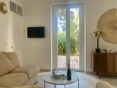 Télévision ou salle de divertissement dans l'établissement Cannes - L'Oustaou