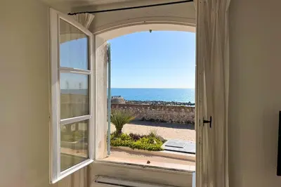 Vue générale sur la mer ou vue sur la mer prise depuis l'appartement