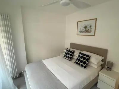 Un ou plusieurs lits dans un hébergement de l'établissement Albert 1er · Chic One-Bedroom Apartment with Parking - StayInAntibes