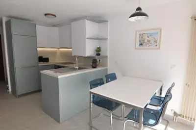 Cuisine ou kitchenette dans l'établissement Albert 1er · Chic One-Bedroom Apartment with Parking - StayInAntibes