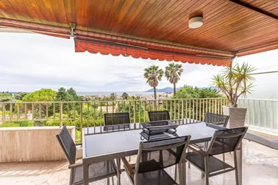 Balcon ou terrasse dans l'établissement Superbe 3 pièces avec piscine et tennis