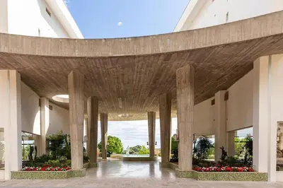 Jardin de l'établissement Superbe 3 pièces avec piscine et tennis