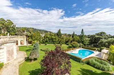 Piscine de l'établissement Superbe 3 pièces avec piscine et tennis ou située à proximité