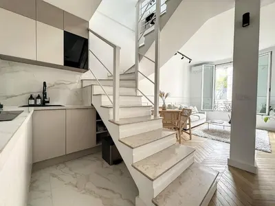 Cuisine ou kitchenette dans l'établissement Cannes : Duplex à 5 minutes à pied du Palais des Festivals