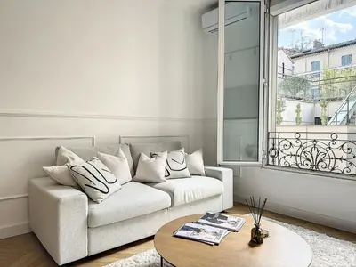Coin salon dans l'établissement Cannes : Duplex à 5 minutes à pied du Palais des Festivals