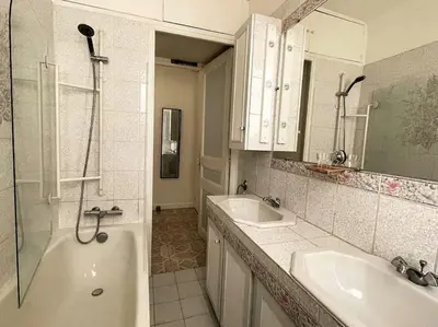 Salle de bains dans l'établissement C043-Agréable 3 Pièces proche Croisette et plages