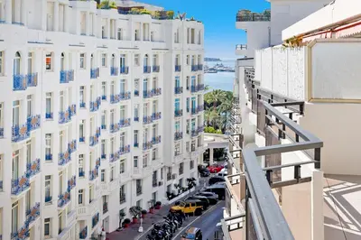 Vue générale sur Cannes ou vue de la ville depuis l'appartement