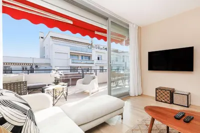 Télévision ou salle de divertissement dans l'établissement XXL 2 beds with XXL terrace next to Martinez Hotel
