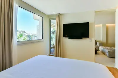 Télévision ou salle de divertissement dans l'établissement Luxurious apartment with terrace 6P - 3BR - Grand