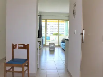 Coin salon dans l'établissement Bel appartement 3 pièces avec terrasse et parking à Villeneuve-Loubet Plage - FR-1-252A-84
