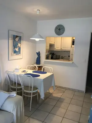 Cuisine ou kitchenette dans l'établissement Nice 36 m with balcony and pool near beaches