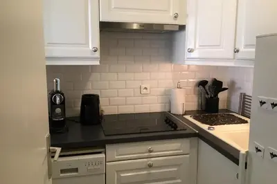 Cuisine ou kitchenette dans l'établissement Nice 36 m with balcony and pool near beaches