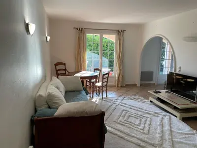 Coin salon dans l'établissement Domaine des Tuilières avec Jacuzzi