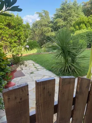 Jardin de l'établissement Domaine des Tuilières avec Jacuzzi